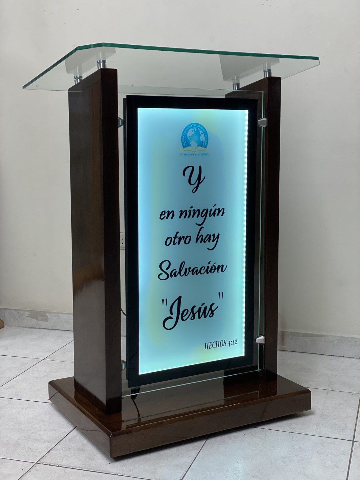 pulpito-el-mensajero-economico-sistema-ruedas-elegante-cristal-vidrio