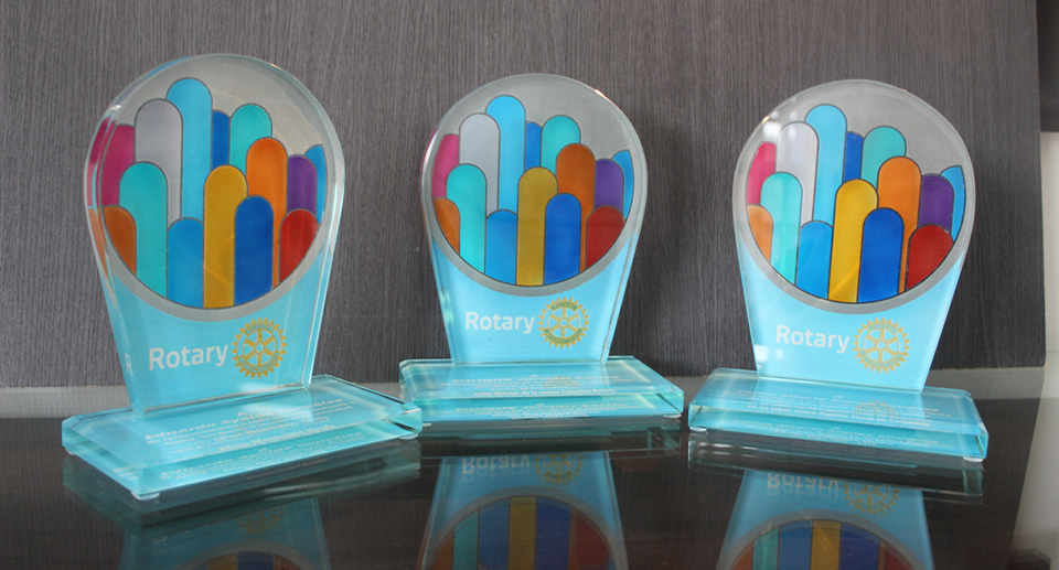 trofeos-y-placas-eventos-torneos-liga-conmemoracion-mar-de-cristal-glass-pulpit-for-sale-pulpitos-en-cristal-para-iglesias